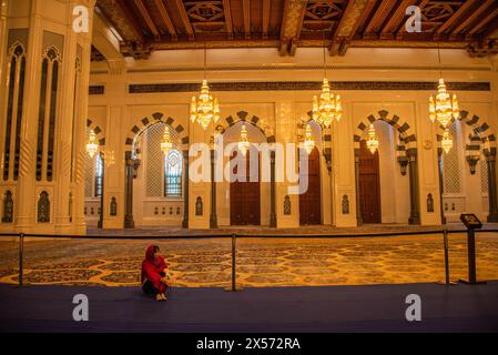 Kristall und goldener Kronleuchter in der Sultan-Qaboos-Moschee, Muscat, Oman Stockfoto