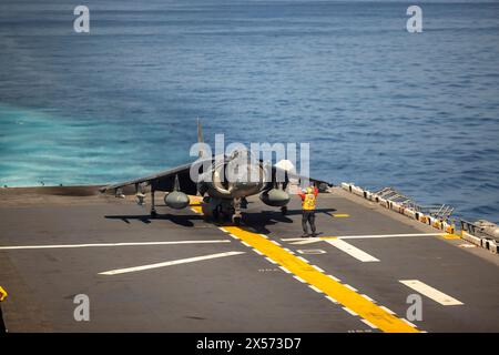 Atlantik, Usa. Mai 2024. Ein U.S. Marine Corps AV-8B Harrier Kampfflugzeug mit der Blue Knights of Marine Medium Tiltrotor Squadron 365 bereitet sich auf den Start vom Flugdeck des amphibischen Angriffsschiffs USS Wasp während der Composite Training Unit Exercise am 1. Mai 2024 auf dem Atlantik vor. Anz.: LCpl. John Allen/USA Marines Photo/Alamy Live News Stockfoto