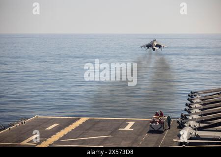 Atlantik, Usa. Mai 2024. Ein U.S. Marine Corps AV-8B Harrier Kampfflugzeug mit der Blue Knights of Marine Medium Tiltrotor Squadron 365 startet vom Flugdeck des amphibischen Angriffsschiffs USS Wasp während der Composite Training Unit Exercise am 1. Mai 2024 auf dem Atlantik. Anz.: LCpl. John Allen/USA Marines Photo/Alamy Live News Stockfoto