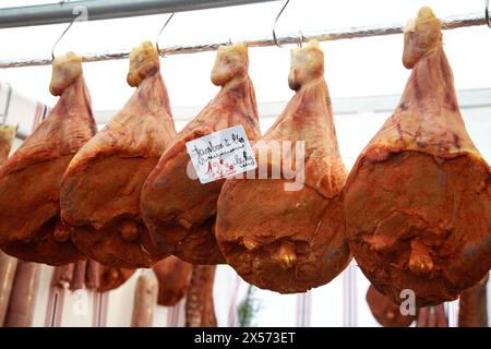 Schinken, Shop Hilfe, Ham Fair, Bayonne, Aquitaine, Pyrenäen Atlantiques, Frankreich. Stockfoto