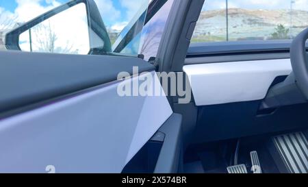 Im Tesla Cybertruck: Ein Blick vom Fahrersitz Stockfoto