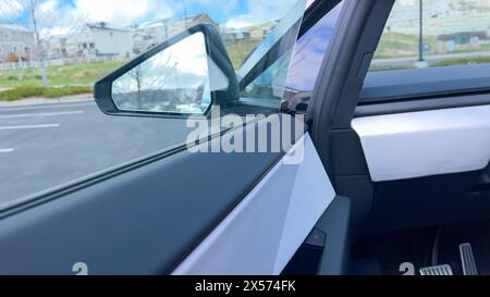 Im Tesla Cybertruck: Ein Blick vom Fahrersitz Stockfoto