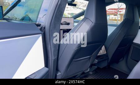 Im Tesla Cybertruck: Ein Blick vom Fahrersitz Stockfoto