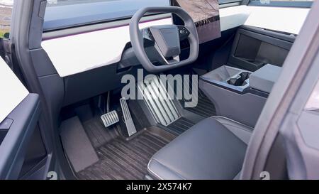Im Tesla Cybertruck: Ein Blick vom Fahrersitz Stockfoto