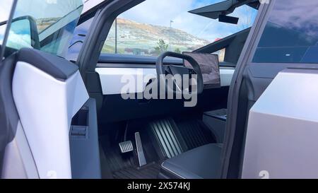 Im Tesla Cybertruck: Ein Blick vom Fahrersitz Stockfoto