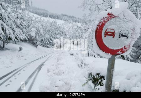 Strasse mit Schnee, Legazpi. Guipúzcoa, Spanien Stockfoto