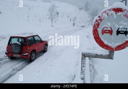 Geländewagen auf der Autobahn mit Schnee, Legazpi. Guipúzcoa, Spanien Stockfoto