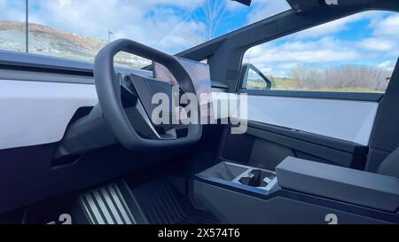 Im Tesla Cybertruck: Ein Blick vom Fahrersitz Stockfoto
