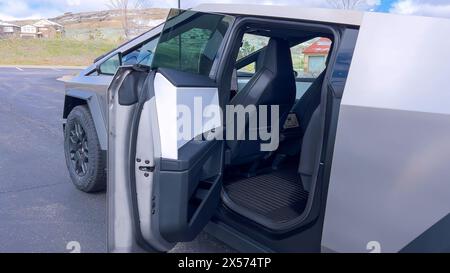 Im Tesla Cybertruck: Ein Blick vom Fahrersitz Stockfoto