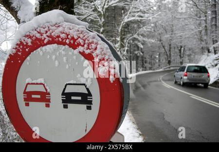 Schneebedeckte Straße, Udana Pass Oñati. Guipúzcoa, Spanien Stockfoto