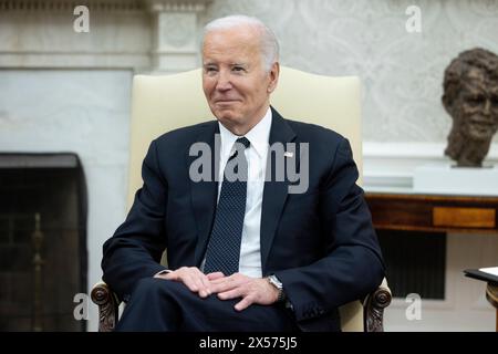 Washington, DC, USA. Mai 2024. US-Präsident Joe Biden empfängt am 7. Mai 2024 den rumänischen Präsidenten Klaus Iohannis im Oval Office des Weißen Hauses in Washington, DC, USA. Präsident Rumäniens Iohannis ist zu einem dreitägigen Arbeitsbesuch in Washington, DC. Quelle: Michael Reynolds/Pool via CNP/dpa/Alamy Live News Stockfoto