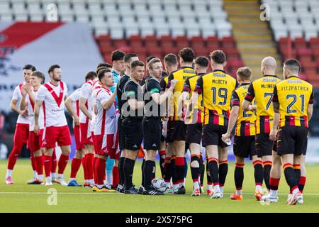 Airdrie, Schottland. Mai 2024. Die Teams stellen sich für die Handshakes vor dem Start Credit: Raymond Davies / Alamy Live News an Stockfoto