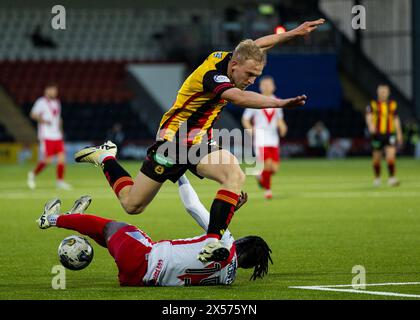 Airdrie, Schottland. Mai 2024. Kanayo Megwa (15: Airdrieonians) stoppt den Partick-Angriff in seinen Tracks Credit: Raymond Davies / Alamy Live News Stockfoto