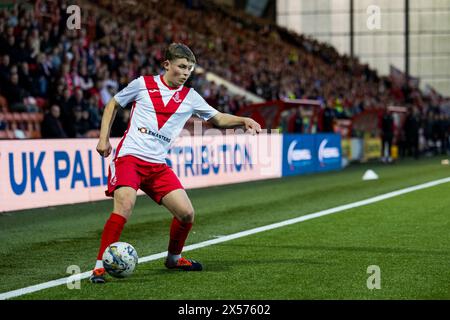 Airdrie, Schottland. Mai 2024. Airdrieonians will den Ball in die Box bringen Credit: Raymond Davies / Alamy Live News Stockfoto