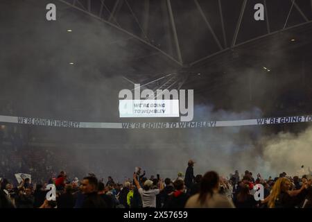 Bolton geht in den Play-offs der Sky Bet League 1 nach Wembley Halbfinale im zweiten Legspiel Bolton Wanderers gegen Barnsley im Toughsheet Community Stadium, Bolton, Großbritannien, 7. Mai 2024 (Foto: Alfie Cosgrove/News Images) Stockfoto