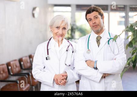 Zwei erfahrene professionelle Ärzte stehen in der Arztpraxis Stockfoto