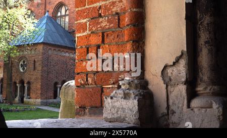 Nahaufnahme einer alten roten Backsteinmauer im Rigaer Domgebiet, Lettland - der Charme der mittelalterlichen Geschichte in Form des historischen bui Stockfoto