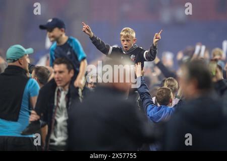 Bolton, Großbritannien. Mai 2024. Bolton-Fans feiern den Sieg im Halbfinale der League 1 während der Sky Bet League 1 Play-offs Halbfinalspiel Bolton Wanderers gegen Barnsley im Toughsheet Community Stadium, Bolton, Vereinigtes Königreich, 7. Mai 2024 (Foto: Alfie Cosgrove/News Images) in Bolton, Vereinigtes Königreich am 7. Mai 2024. (Foto: Alfie Cosgrove/News Images/SIPA USA) Credit: SIPA USA/Alamy Live News Stockfoto