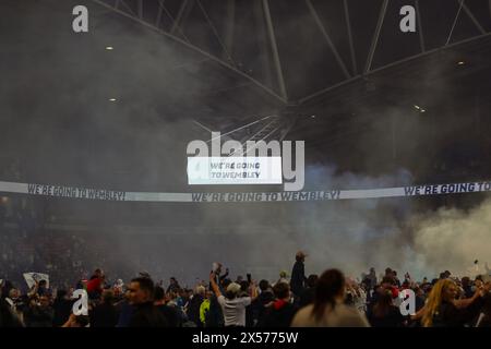 Bolton, Großbritannien. Mai 2024. Bolton geht nach Wembley während der Play-offs der Sky Bet League 1 Halbfinale im zweiten Legspiel Bolton Wanderers gegen Barnsley im Toughsheet Community Stadium, Bolton, Vereinigtes Königreich, 7. Mai 2024 (Foto: Alfie Cosgrove/News Images) in Bolton, Vereinigtes Königreich am 7. Mai 2024. (Foto: Alfie Cosgrove/News Images/SIPA USA) Credit: SIPA USA/Alamy Live News Stockfoto