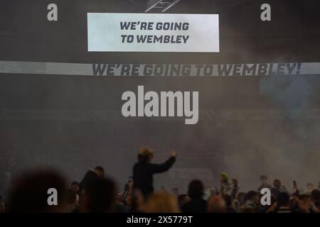 Bolton, Großbritannien. Mai 2024. Bolton geht nach Wembley während der Play-offs der Sky Bet League 1 Halbfinale im zweiten Legspiel Bolton Wanderers gegen Barnsley im Toughsheet Community Stadium, Bolton, Vereinigtes Königreich, 7. Mai 2024 (Foto: Alfie Cosgrove/News Images) in Bolton, Vereinigtes Königreich am 7. Mai 2024. (Foto: Alfie Cosgrove/News Images/SIPA USA) Credit: SIPA USA/Alamy Live News Stockfoto