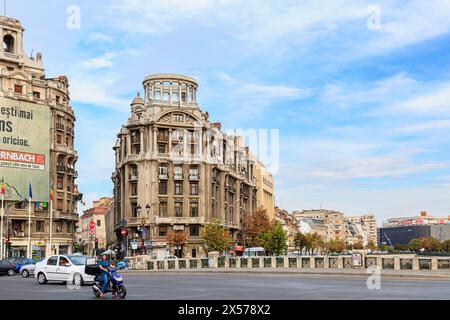 Grausige historische Gebäude mit Glorietten auf dem Piața Națiunile Unite (Platz der Vereinten Nationen) in Bukarest, der Hauptstadt Rumäniens, Mitteleuropa Stockfoto