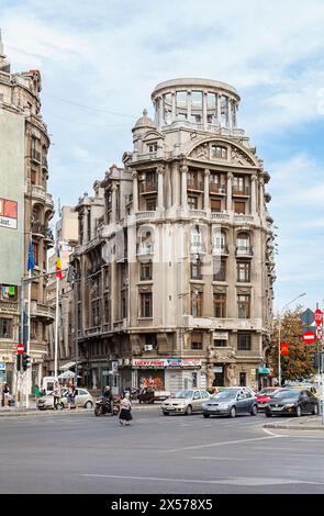 Grausige historische Gebäude mit Glorietten auf dem Piața Națiunile Unite (Platz der Vereinten Nationen) in Bukarest, der Hauptstadt Rumäniens, Mitteleuropa Stockfoto