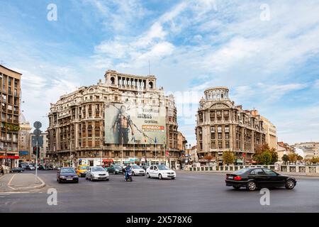 Grausige historische Gebäude mit Glorietten auf dem Piața Națiunile Unite (Platz der Vereinten Nationen) in Bukarest, der Hauptstadt Rumäniens, Mitteleuropa Stockfoto