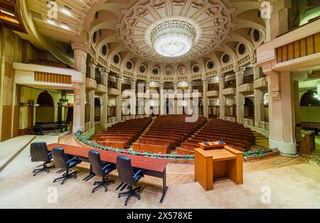 Auditorium im Palast des Parlaments (Haus der Republik), dem größten Verwaltungsgebäude der Welt, Bukarest, Hauptstadt Rumäniens Stockfoto