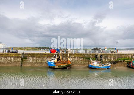 Kleine traditionelle Fischerboote liegen im Hafen von Padstow, einem hübschen Küstendorf an der Nordküste von Cornwall, England Stockfoto