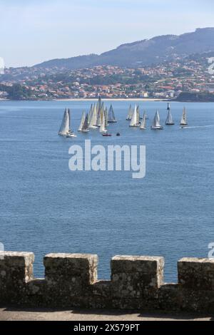 Segelschiffe in der Ria de Vigo, Ansicht von Baiona, Pontevedra, Galicien, Spanien. Stockfoto