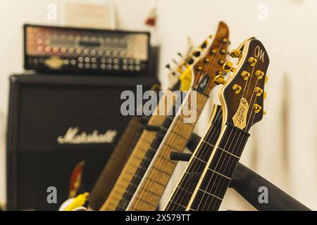 Nahaufnahme von Gitarren-Kopfstöcken und Stimmverstärkern im Hintergrund. Hochwertige Fotos Stockfoto