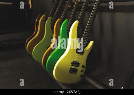 Verschiedene Farbgitarren im Musikstudio, musikalisches Konzept. Hochwertige Fotos Stockfoto