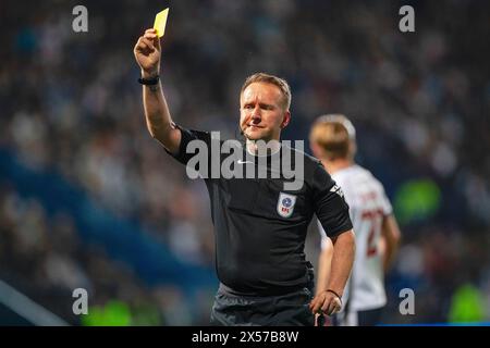 Schiedsrichter Oliver Langford zeigt Jordan Williams #2 von Barnsley F. eine gelbe Karte C während der Sky Bet League 1 Play Off Halbfinale 2. Leg zwischen Bolton Wanderers und Barnsley im Toughsheet Stadium, Bolton am Dienstag, den 7. Mai 2024. (Foto: Mike Morese | MI News) Credit: MI News & Sport /Alamy Live News Stockfoto