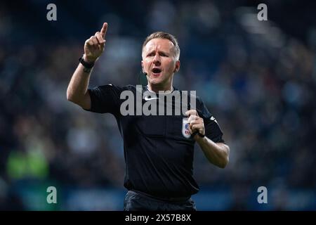 Schiedsrichter Oliver Langford gestikuliert während der Sky Bet League 1 Play Off Halbfinale 2. Leg zwischen Bolton Wanderers und Barnsley am Dienstag, den 7. Mai 2024, im Toughsheet Stadium in Bolton. (Foto: Mike Morese | MI News) Credit: MI News & Sport /Alamy Live News Stockfoto