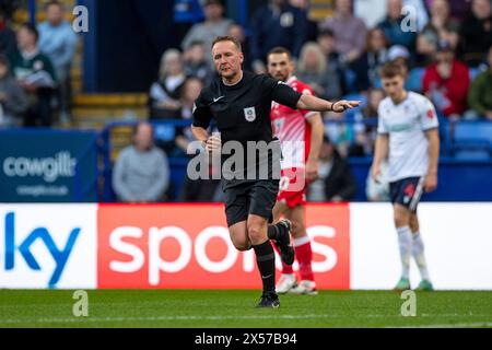 Schiedsrichter Oliver Langford im Halbfinale der Sky Bet League 1 zwischen Bolton Wanderers und Barnsley im Toughsheet Stadium, Bolton am Dienstag, den 7. Mai 2024. (Foto: Mike Morese | MI News) Credit: MI News & Sport /Alamy Live News Stockfoto