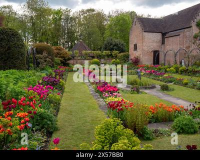 Chenies Manor Sunken Garden zum Pavillon, altes Kinderzimmer zur Tulip Time Stockfoto