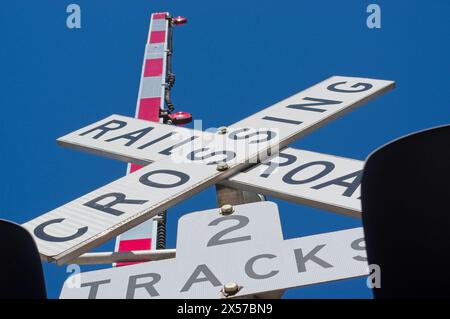 Ich schaue zu einem Bahnübergang hoch Stockfoto