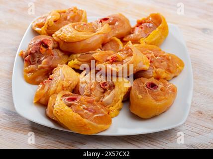 Bild von frischen, rohen Hähnchenschenkeln auf einer Holzfläche Stockfoto