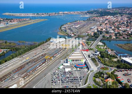 Luftaufnahme. Bidasoa River Mündung, Txingudi Bay. Irun und Hondarribia (Spanien) und Hendaye (Frankreich). Europa Stockfoto