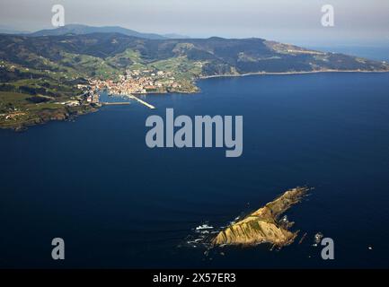 Izaro Insel, Bermeo im Hintergrund, Biskaya, Baskenland, Spanien Stockfoto