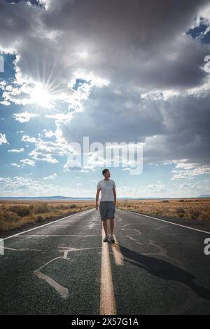 Person auf der Trennlinie der Two Lane Road, Arizona Stockfoto