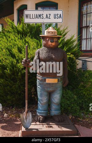 Lebensgroße Smokey Bear Statue mit Schaufel in Williams, Arizona Stockfoto