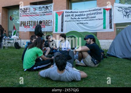 Madrid, Spanien. Mai 2024. Studenten sahen während einer Pro-Palästina-Demonstration in den Räumlichkeiten der Complutense-Universität Madrid campen. Madrider Universitätsstudenten versammelten sich am Dienstag in der Nähe des Campus der Complutense University of Madrid (UCM), wo sie ein unbefristetes Lager aufbauten, um ihre Unterstützung für das palästinensische Volk zu zeigen und die Beendigung des Konflikts in Gaza zu fordern. Quelle: SOPA Images Limited/Alamy Live News Stockfoto