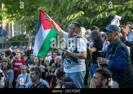 Madrid, Spanien. Mai 2024. Demonstranten, die während einer Demonstration an der Complutense University in Madrid gesehen wurden. Madrider Universitätsstudenten versammelten sich am Dienstag in der Nähe des Campus der Complutense University of Madrid (UCM), wo sie ein unbefristetes Lager aufbauten, um ihre Unterstützung für das palästinensische Volk zu zeigen und die Beendigung des Konflikts in Gaza zu fordern. Quelle: SOPA Images Limited/Alamy Live News Stockfoto