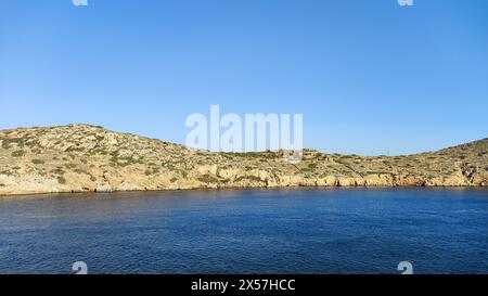 IOS Island, Griechenland: Ein malerisches Paradies mit azurblauem Wasser, goldenem Sand und altem Charme. Stockfoto