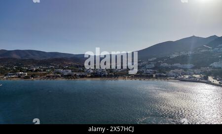 IOS Island, Griechenland: Ein malerisches Paradies mit azurblauem Wasser, goldenem Sand und altem Charme. Stockfoto