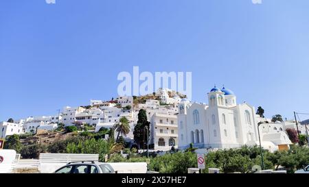 IOS Island, Griechenland: Ein malerisches Paradies mit azurblauem Wasser, goldenem Sand und altem Charme. Stockfoto