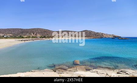 IOS Island, Griechenland: Ein malerisches Paradies mit azurblauem Wasser, goldenem Sand und altem Charme. Stockfoto