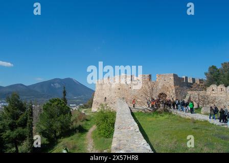 Entdecken Sie antike Ruinen, das Schloss Karabas steht stolz inmitten malerischer Landschaften. Erkunden Sie Geschichte, Kultur und atemberaubende Ausblicke. Stockfoto