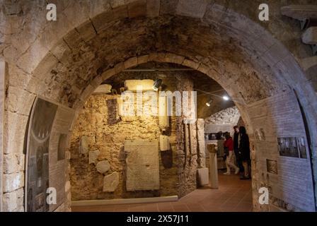 Entdecken Sie antike Ruinen, das Schloss Karabas steht stolz inmitten malerischer Landschaften. Erkunden Sie Geschichte, Kultur und atemberaubende Ausblicke. Stockfoto